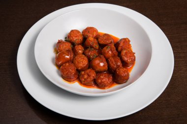 İspanyol Tapas 'ı. Beyaz tabakta servis edilen baharatlı sosis. Chistorra. 