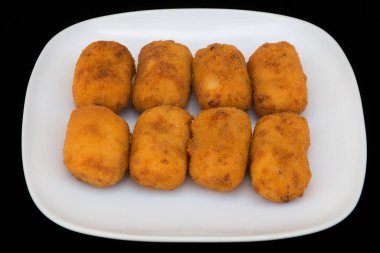 Beyaz tabakta geleneksel İspanyol kroketleri ya da kroketleri.