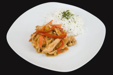 Siyah zemin üzerinde tavuk eti olan tavuklu pirinç topu.