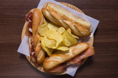 Madrid, İspanya 'da çeşitli montaditoları olan tepsiler.