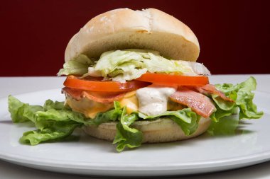 Lezzetli pub tarzı pastırmalı çizburger Barbekü sos ve patates kızartması ile.