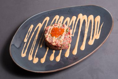 Bu bir tartar. Ton balığından yapılır..