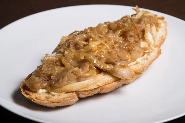 Croissant Montadito Con Cebollas Fritas Escabeche — Foto de Stock