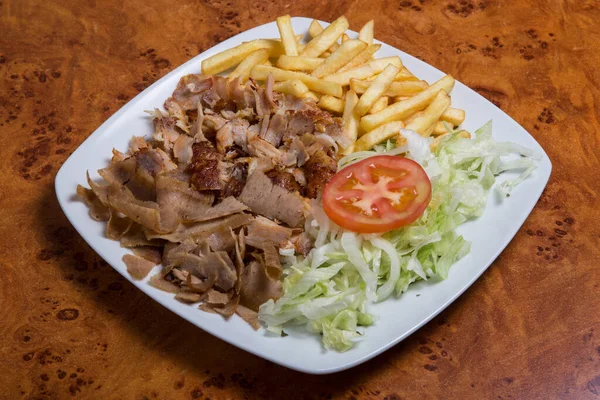 Turecký Talíř Kebab Bramborem Bílém Talíři — Stock fotografie