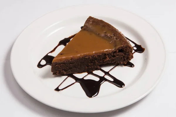 Νόστιμη Σοκολάτα Και Καραμέλα Κέικ Στο Πιάτο Στο Τραπέζι Ελαφρύ — Φωτογραφία Αρχείου