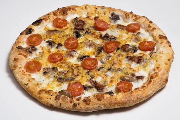 Pizza Com Cogumelos Tomate Queijo Fundo Fino — Fotografia de Stock