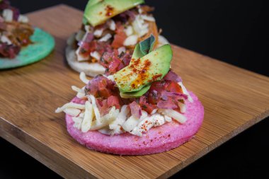 Avokado, peynir ve jamonlu İspanyol mezeleri.