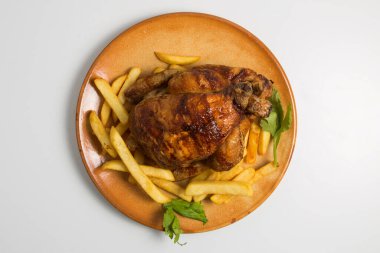 Kızarmış tavuk ve patates, beyaz tabakta izole edilmiş.