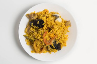 Paella tipik İspanyol tavuğu ve deniz ürünleri. 