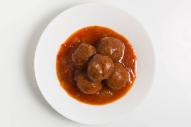 İspanyol yemeği albondigas con salsa 