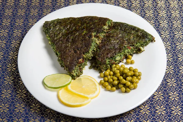 Persische Kräuterfrittata Mit Berberitze Und Walnuss Scheiben Geschnitten Pfanne Kuku — Stockfoto