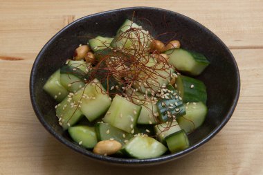 Çin usulü salatalıklı taze salata.