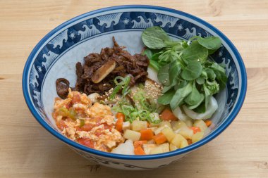 Asya yemekleri. Kızarmış pirinç eriştesi, kuzu, sebze ve şitake mantarı. Doğu mutfağı yemeği..