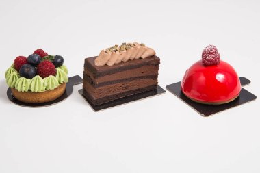 Beyaz arka planda farklı malzemeler içeren bir dizi pofuduk kek.