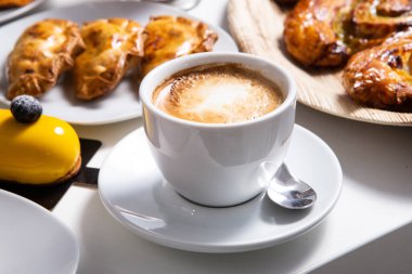 Kafedeki masanın üzerindeki kahve kapağı.