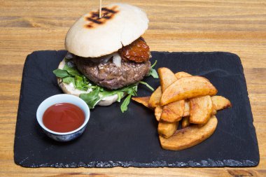 Bir tabak hamburger, patatesli burger.