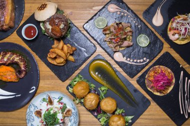 Avrupa mutfağının çeşitli yemekleri var. Arkaplan yemeği. Üst görünüm.