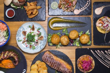 Avrupa mutfağının çeşitli yemekleri var. Arkaplan yemeği. Üst görünüm.