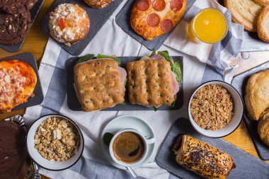 Kahvaltı için doğal ürünlerden yapılan lezzetli kekler..