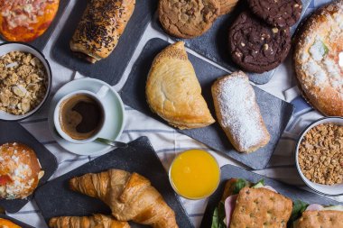 Kahvaltı için doğal ürünlerden yapılan lezzetli kekler..