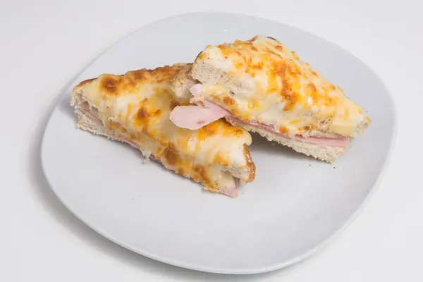 Sandwich Français Croque Monsieur Sur Une Assiette Blanche — Photo