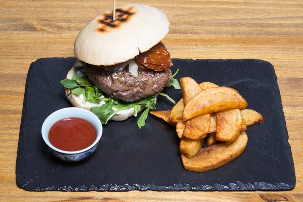 Bir tabak hamburger, patatesli burger.