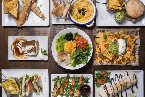 Set Con Brochetas Sandwich Nachos Hamburger Insalata Araba Involucro Pollo — Foto Stock