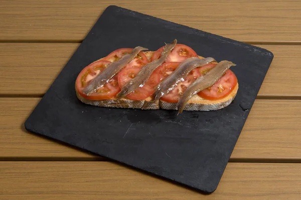 Spanische Tapa Anchoas Del Cantabrico Und Tomaten Auf Scheiben Brot — Stockfoto