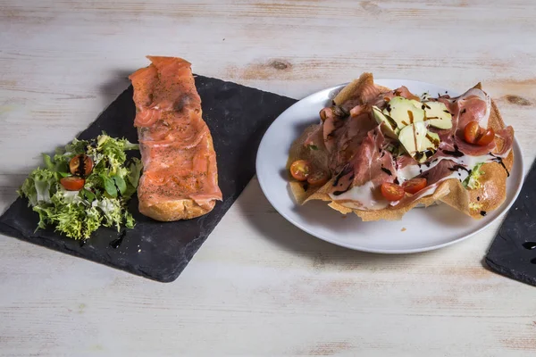 Ensemble Avec Saumon Grillé Mélanger Salade — Photo