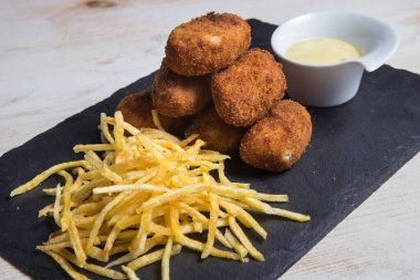 Beyaz arka planda geleneksel kızarmış İspanyol kroketleri