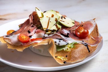 Jambon, somon, avokado, domates ve hamurdan yapılmış sebzelerle karıştırılmış salata..