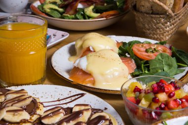 Tütsülenmiş somonlu yumurta.