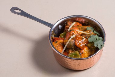 Hint tavuğu tikka jalfrezi köri ve balti yemeği.