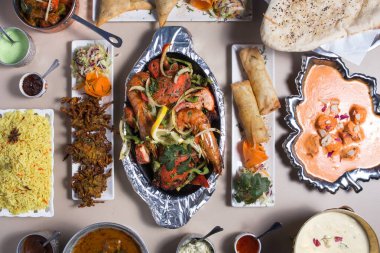  Hint yemeği çeşitleri. Üst görünüm veya düz uzanma