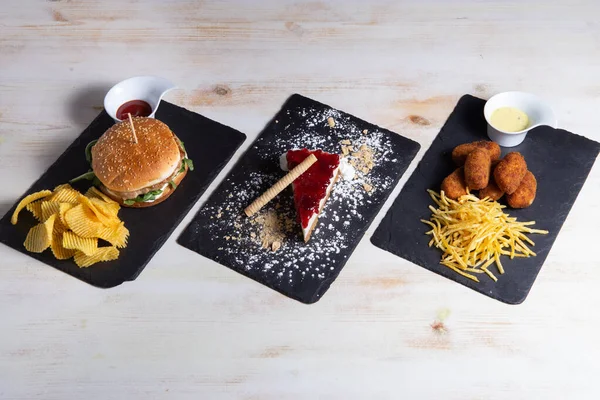 Set Con Hamburger Croquete Torta Formaggio Con Patatine Fritte — Foto Stock