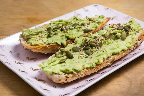 Tost dilimleri üzerinde avokado tostu.