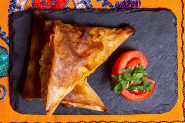 Siyah taş masada Arap tavuk briwats