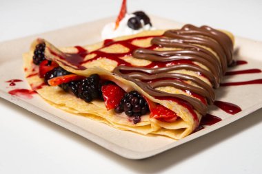 Çilekli krep, lokum ve çikolata soslu..