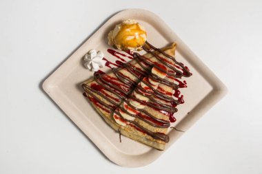 Fındıklı krep, çikolata, muz ve dondurma.