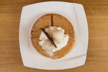 Kahvaltı için konsantre süt ve dondurmalı nefis ev yapımı gofre. 