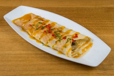 Etli krep beyaz tabakta bir peynir