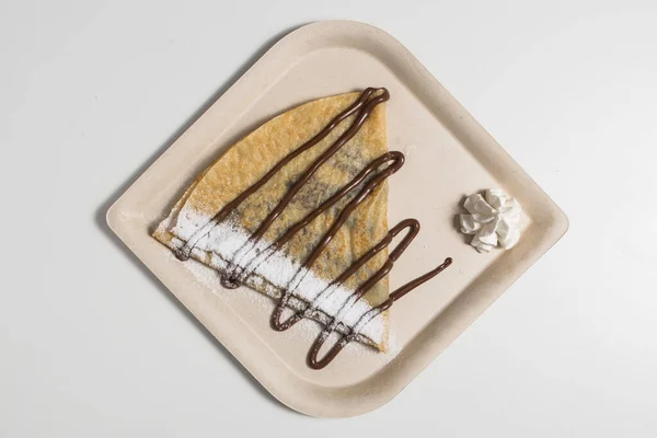 Crêpe Savoureuse Avec Tartinade Chocolat Aux Noisettes Sur Plaque Blanche — Photo