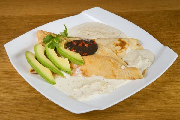 Crepe Con Aguacate Bechamel Sobre Fondo Blanco —  Fotos de Stock