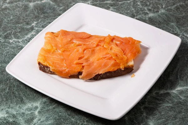 新鲜的自制三明治 石桌上有鲑鱼 — 图库照片