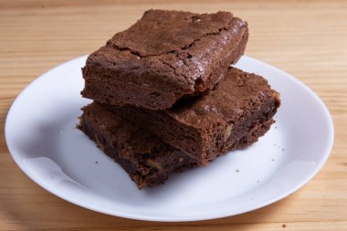 Beyaz masada ev yapımı siyah çikolatalı kek. Lezzetli acı tatlı ve şekerleme. Çikolatalı pasta, yan görüş.