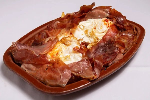 스페인 음식인 보스로 Huevos Rotos 감자튀김 프라이에 계란이 지거나 식당의 — 스톡 사진