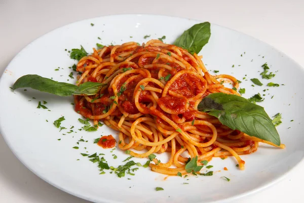 Büyük Beyaz Tabakta Pomodoro Spagettisi Talyan Yemeği Konsepti — Stok fotoğraf