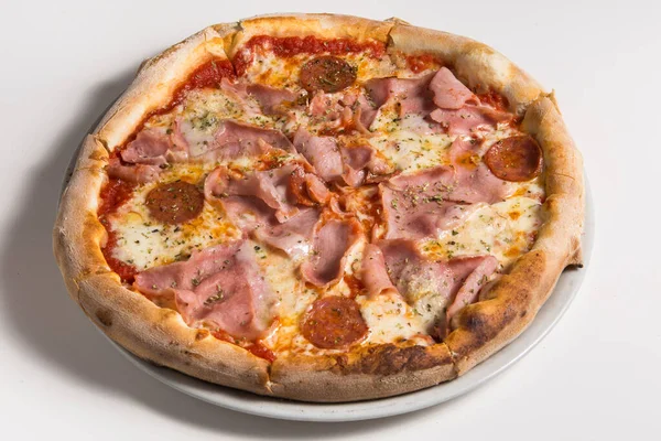 Pizza Italiana Tradicional Com Presunto Cogumelos Arugula Mussarela Manjericão Tomates — Fotografia de Stock