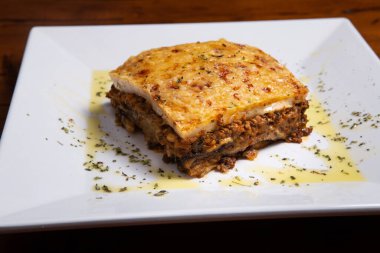 Musaka 'ya yakından bak. Geleneksel Yunan yemeği fırınlanmış katmanlar, patlıcan, et, patates Bechamel sosu
