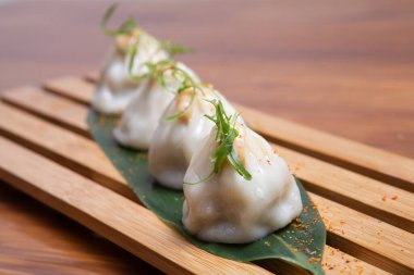 Ahşap arka planda Japon gyoza hamur tatlısı. Geleneksel Asya yemekleri. Pişmiş dim sum 